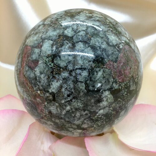 Подарок Сувенир Эвдиалит в форме шара