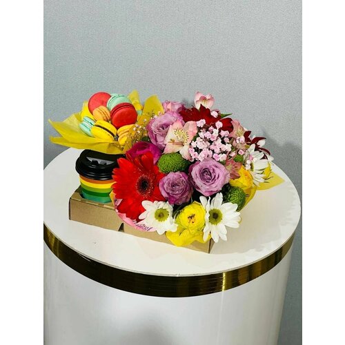 Цветы с пирожными / Букет в коробке с кофе