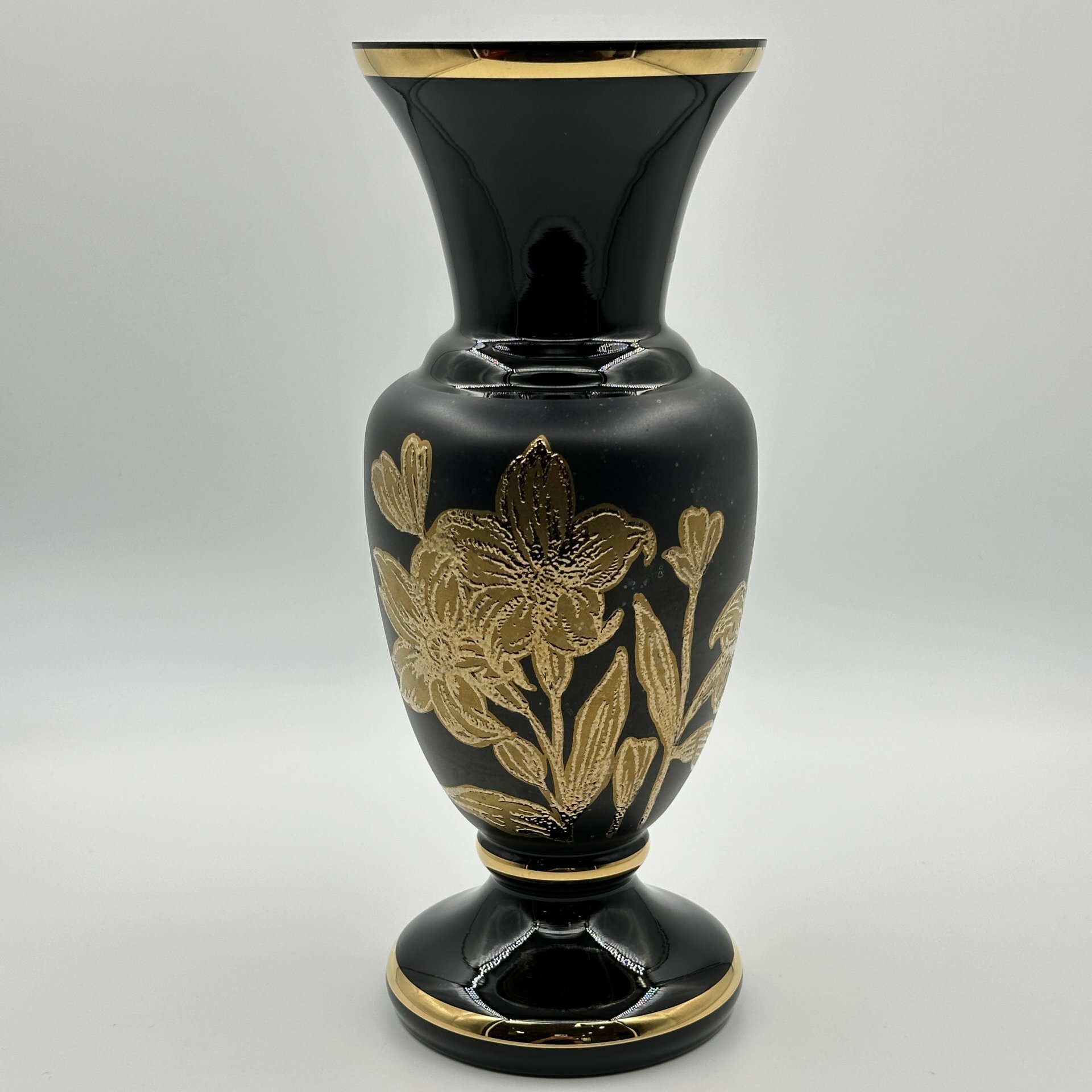 фото Ваза черного цвета, украшенная изображением золотых лилий, стекло, матирование