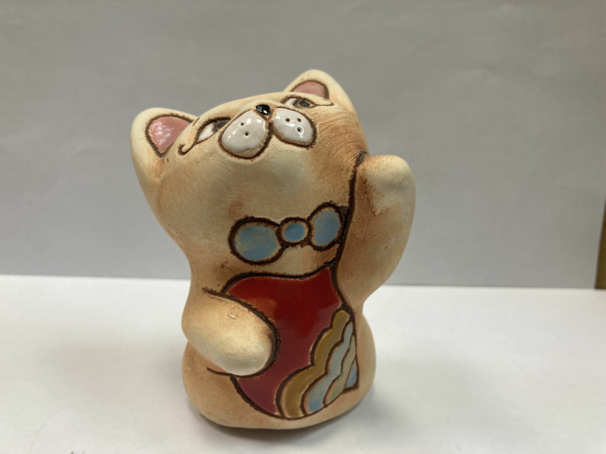 Статуэтка авторская "Кот с поднятой лапой", 9х7,5х6 см, керамика