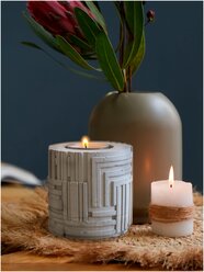 Подарочный подсвечник из бетона "Лабиринт" с двумя ароматическими свечами