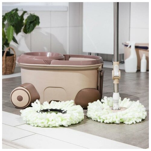 фото Набор для уборки: ведро на колёсиках с металлической центрифугой 17 л, швабра, запасная насадка из микрофибры, цвет микс mikimarket