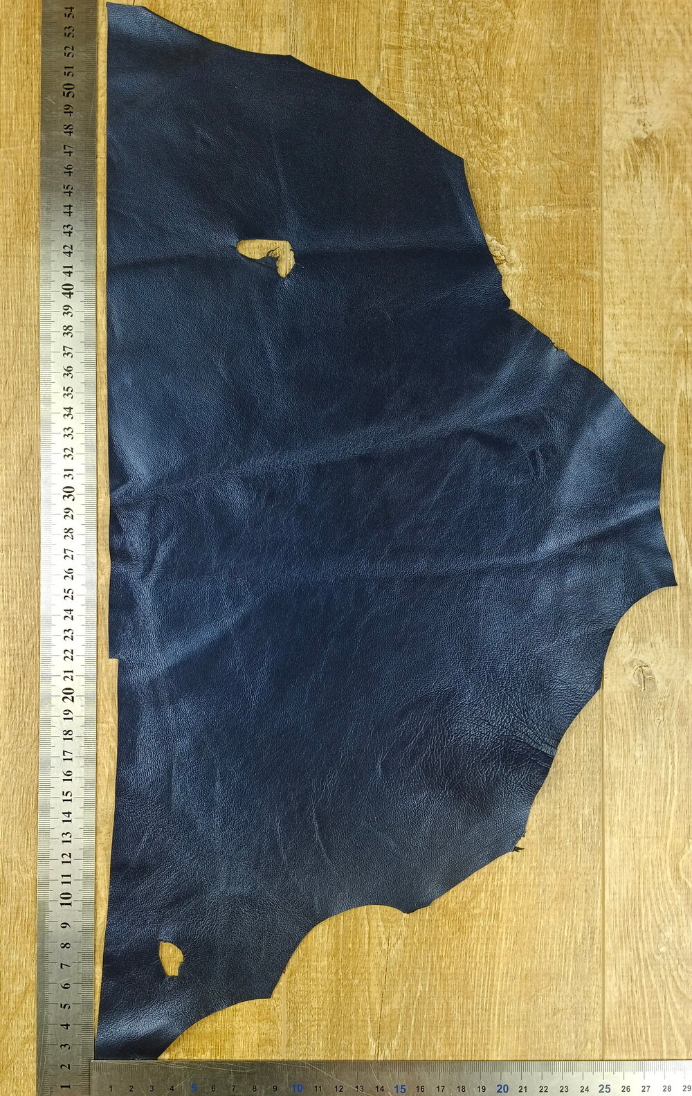 Лоскут натуральной кожи для рукоделия, ремонта одежды и декора, темно-синего цвета (0.5-0.7 мм, овчина)