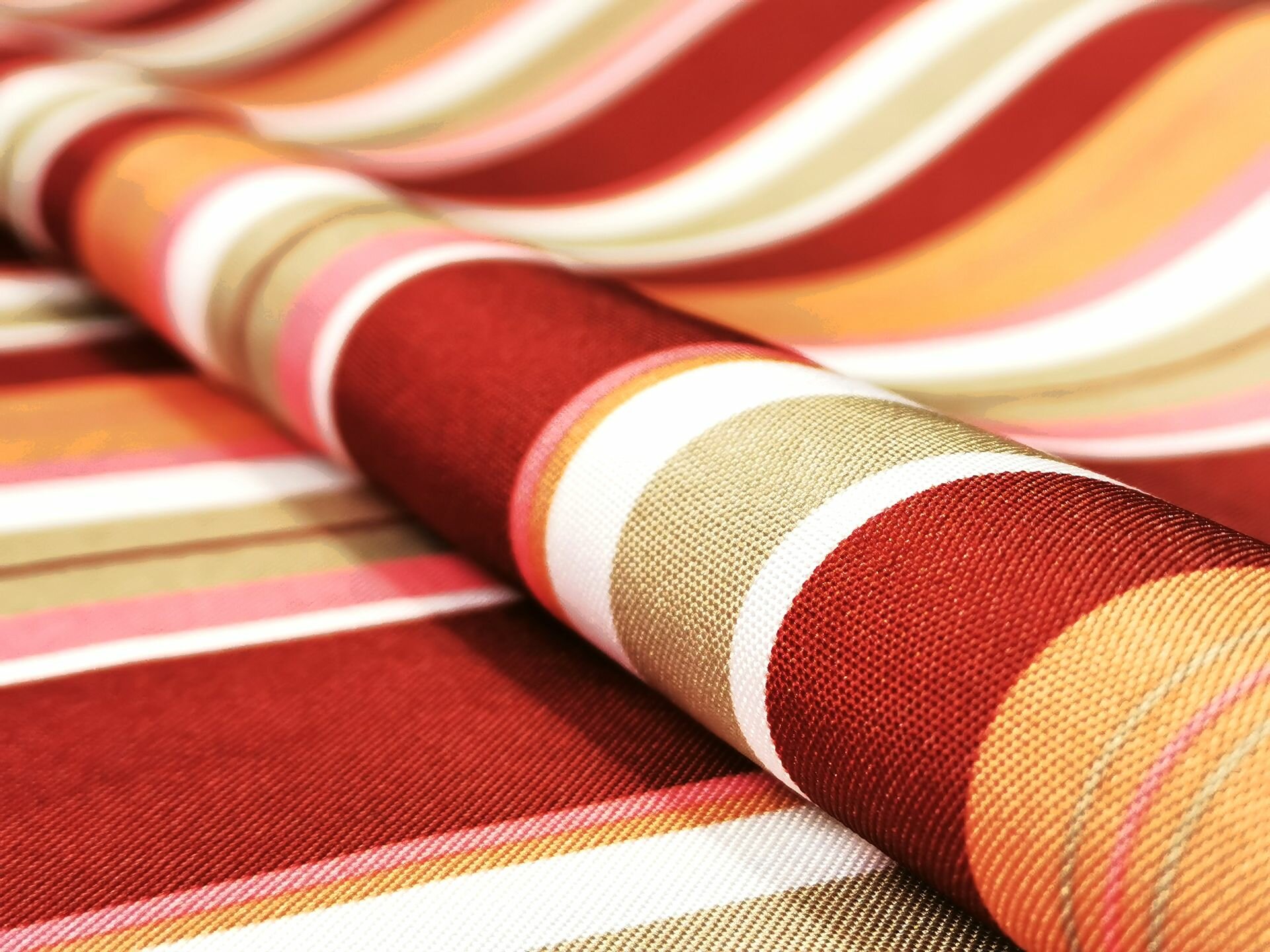 фото Ткань Оксфорд Свинг 300D принт во бордово-бежевый