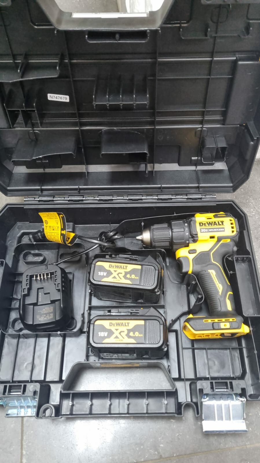 Аккумуляторная дрель-шуруповерт DeWALT DCD708D2T