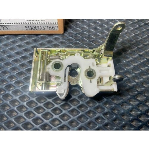 Замок двери Renault Magnum 2023 прав 15520₽