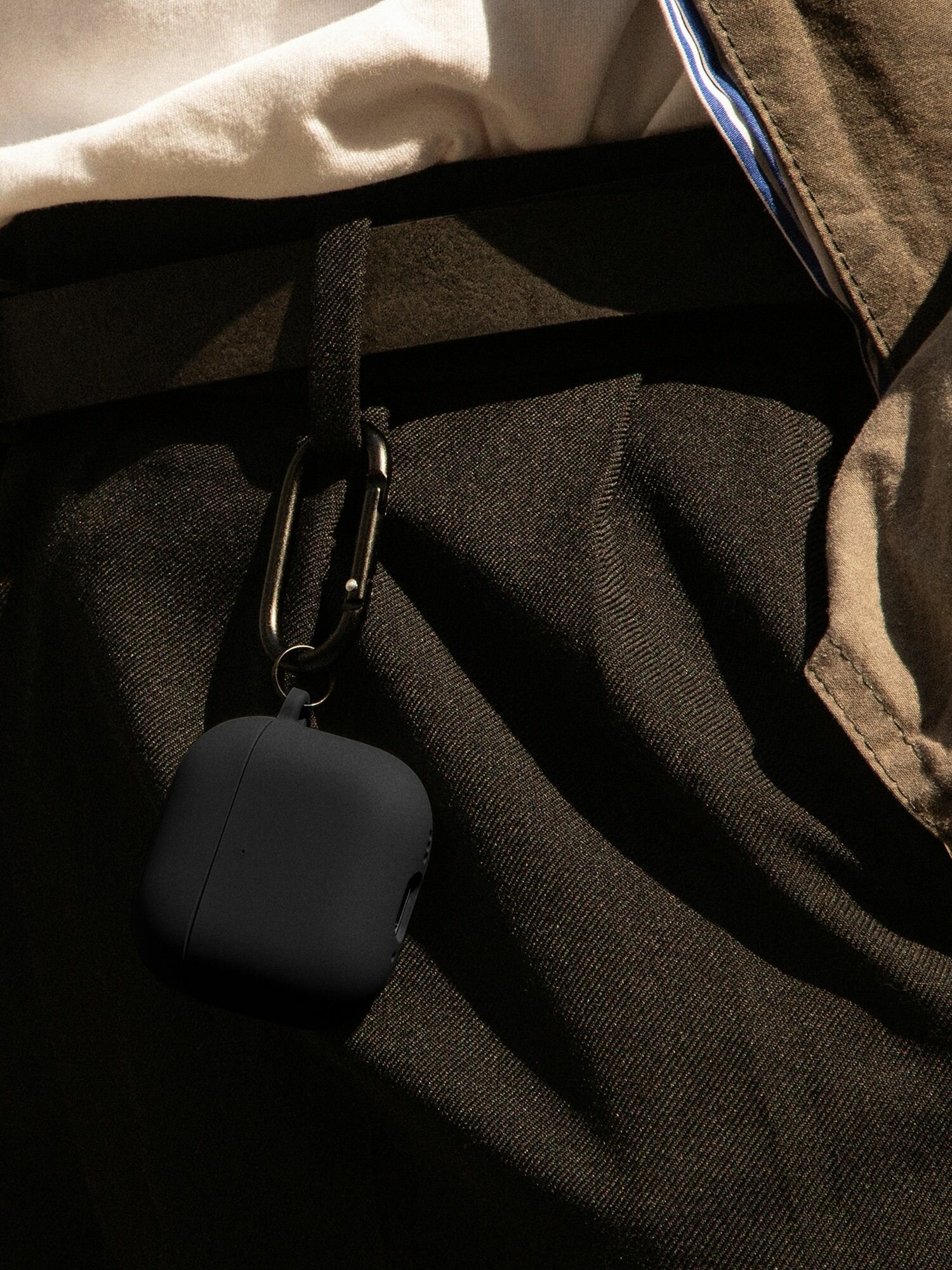 Чехол на AirPods 4 Native Union ACTIVE CASE с карабином, цвет: черный — фото 1