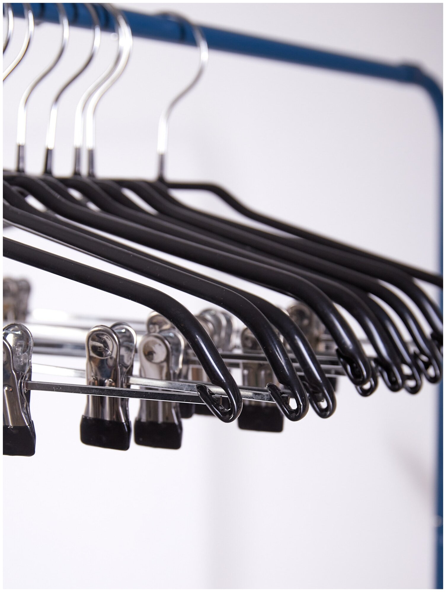 Вешалки-плечики для одежды, брюк и юбок с прищепками (зажимами) металлические, обрезиненные, L-40 см, цвет черный, комплект 5 штук