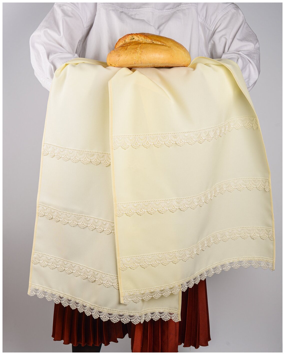 Свадебный рушник на венчание молодоженов в церкви из матового габардина айвори с ажурным кружевом ручной работы
