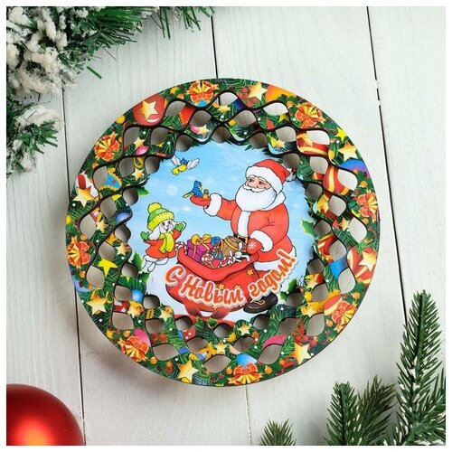 фото Тарелка сувенирная деревянная "новогодний. дед мороз, подарки лесу", цветной yandex market