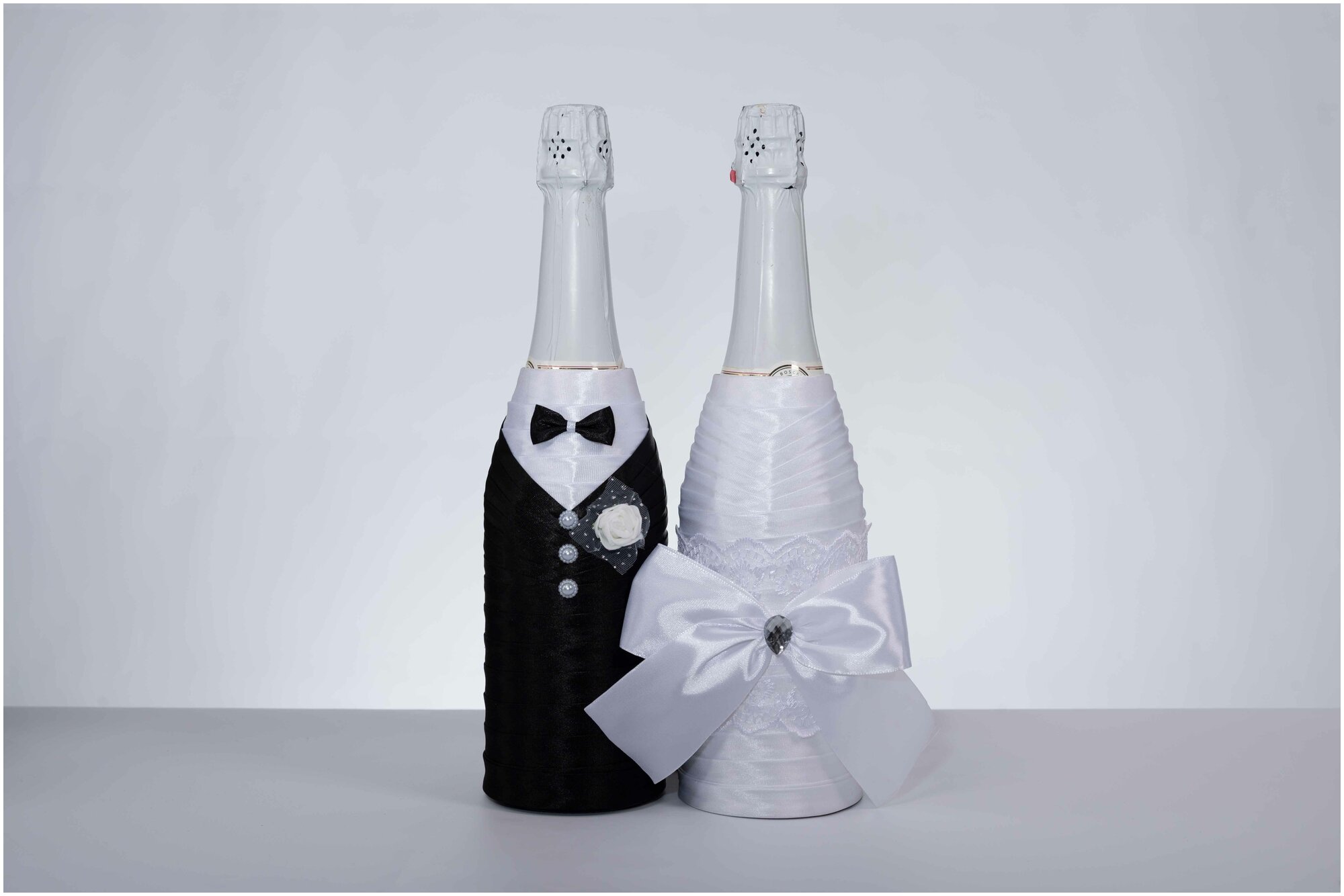 Украшение на свадебное шампанское "Классика", в черно-белом цвете