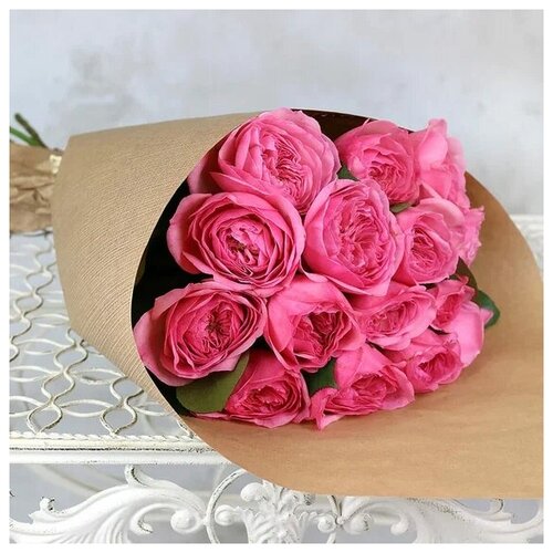 Букет из 15 розовых пионовидных роз в крафте 50см