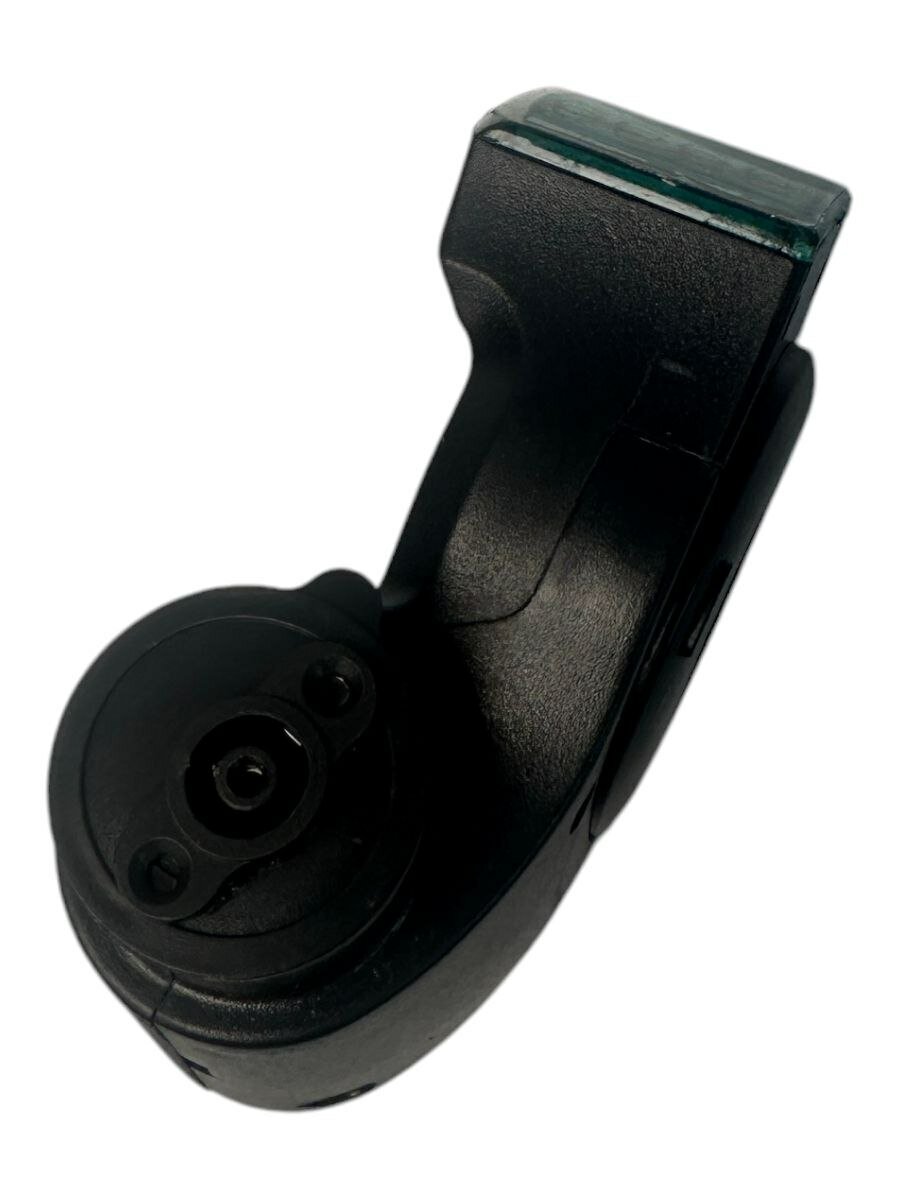 Тестер, подключенный к зарядному устройству Xiaomi M365 на фоне электросамоката