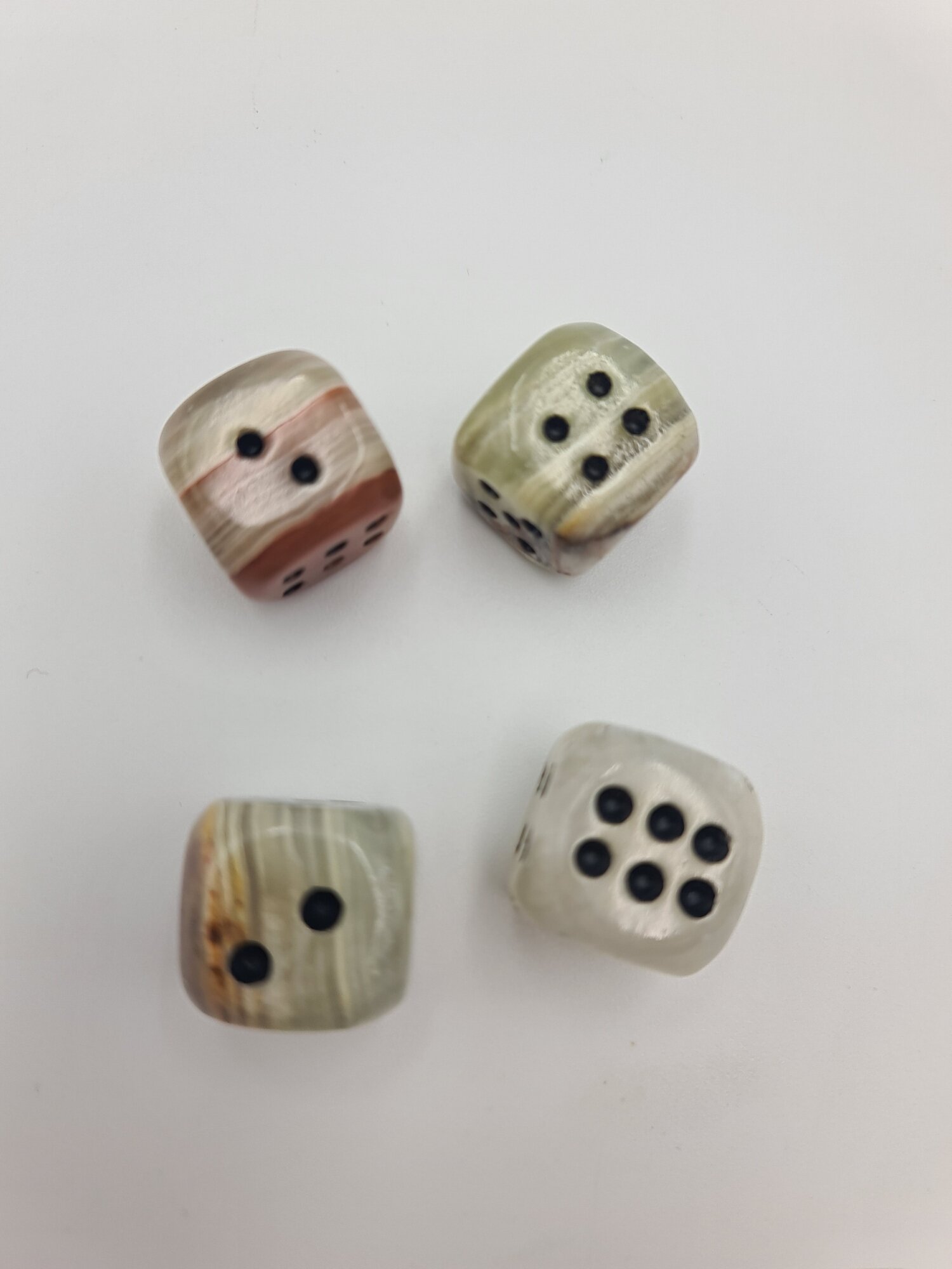 Кубик игральный из натурального оникса маленький 1 шт от бренда Present61 — фото 1