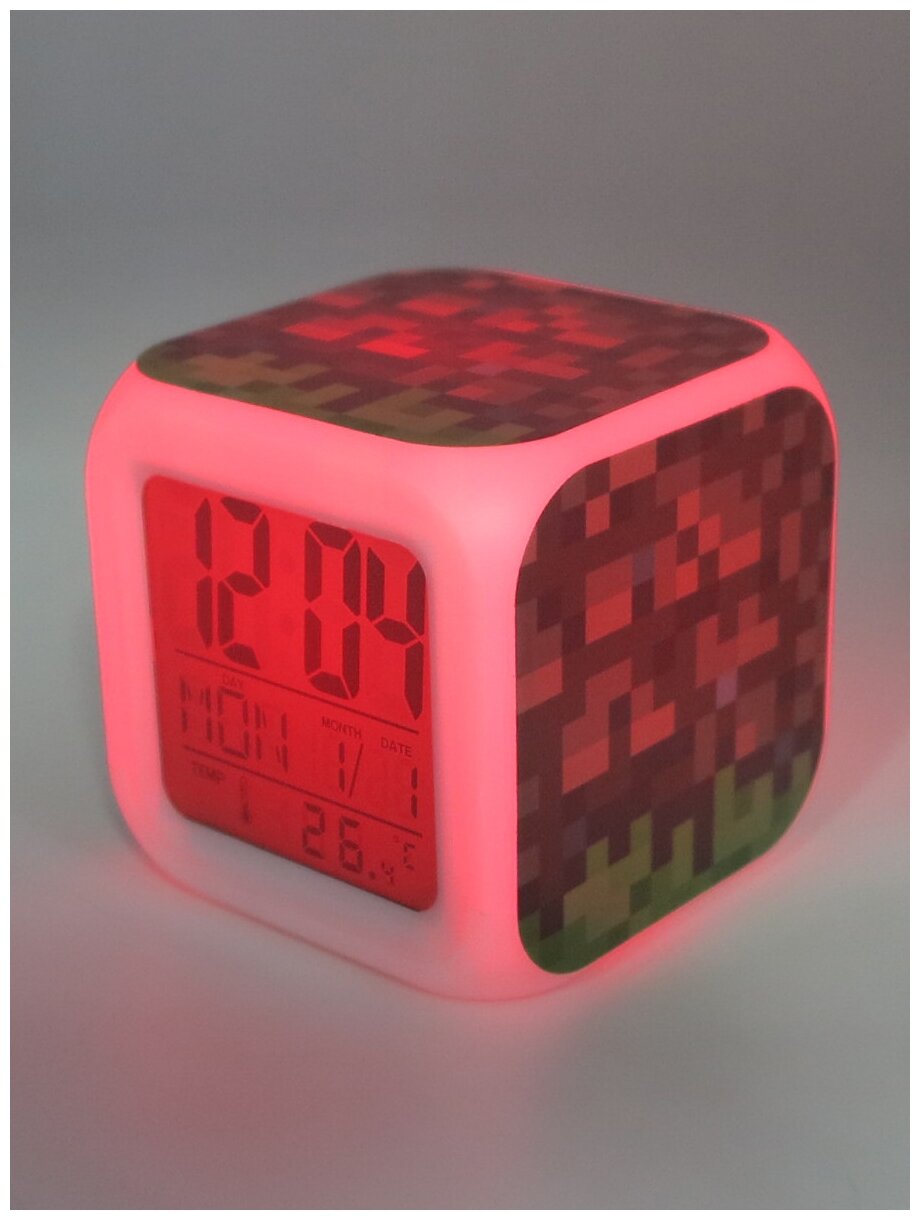 Часы-будильник Блок земли пиксельные с подсветкой - фотография № 3