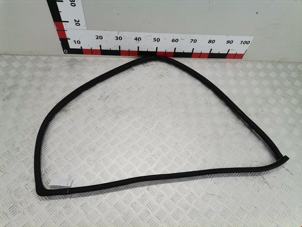 Уплотнитель двери Toyota Avensis 2 (T250) 6231105030 арт. 1652893