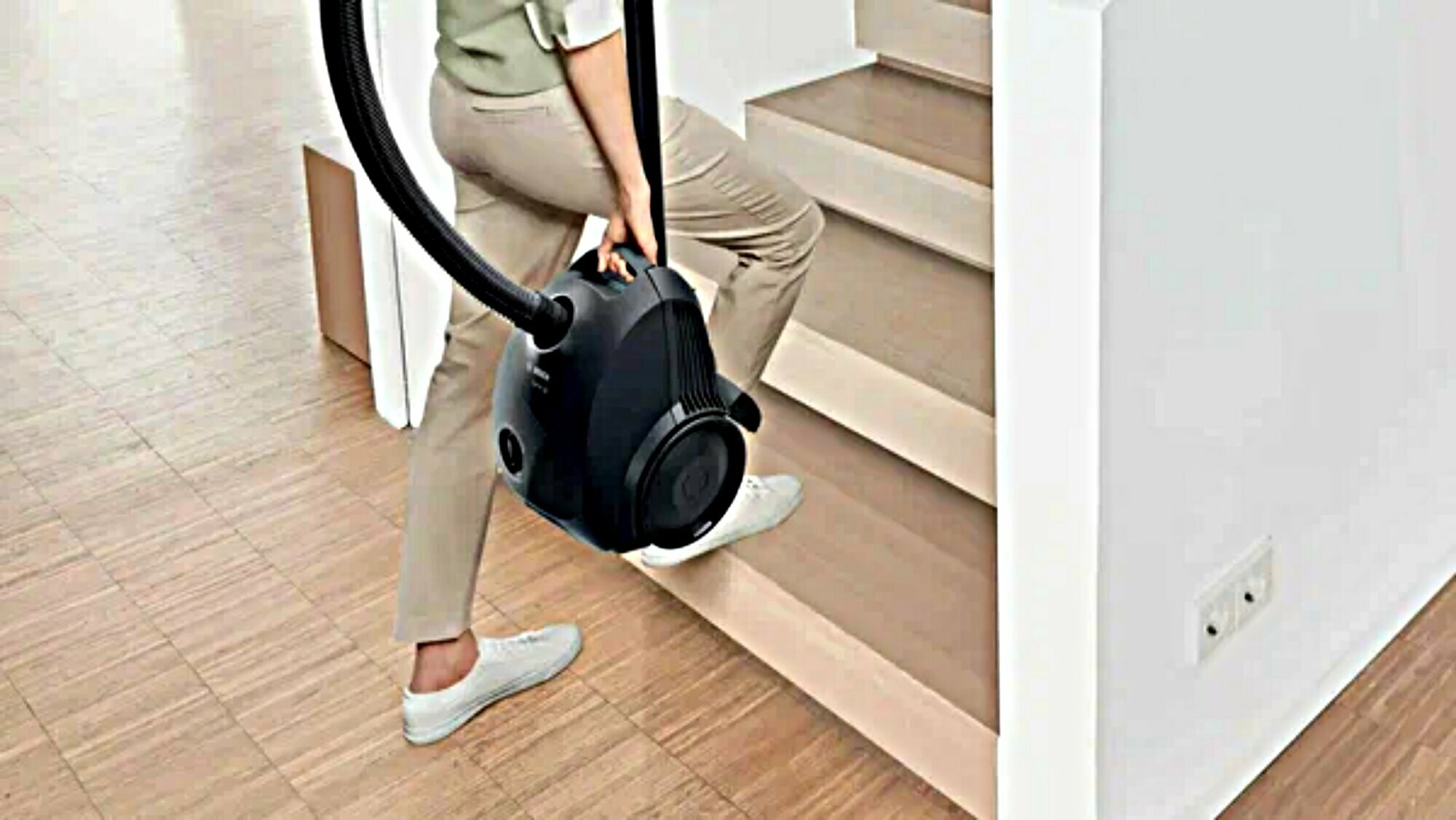 Пылесос Bosch BGBS2LB1, напольный, мешковый, сухая уборка, черный, объем пылесборника 3.5 л, мощность 600 Вт — фото 1
