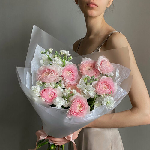 Изображение товара Нежный и ароматный букет с премиальными ранункулюсами и маттиолой