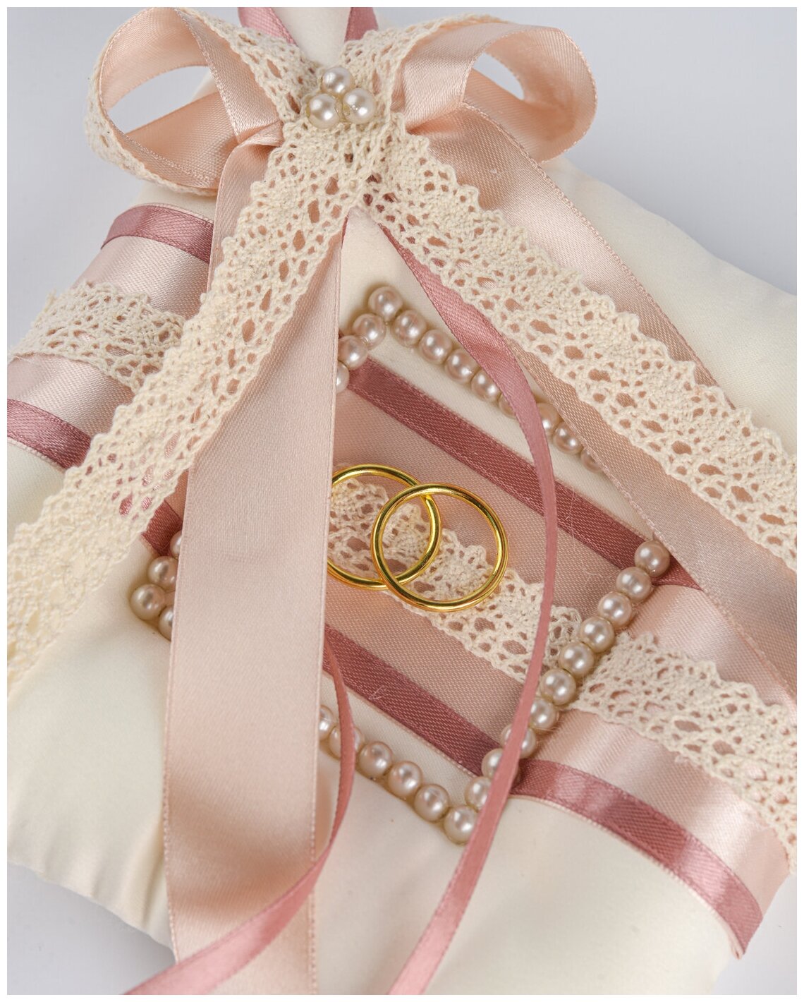 Свадебная подушечка для колец молодоженов из атласа айвори, бежевого кружева и коричневых лент, с жемчужными бусинами в пастельных тонах