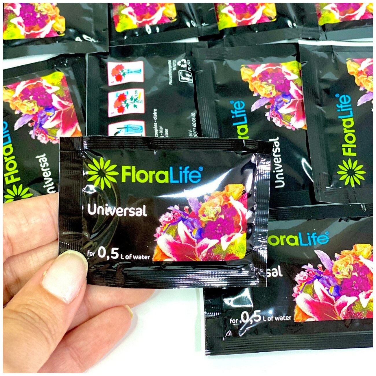 Универсальная подкормка Floralife Clear Флора лайф - 30 шт по 5 гр / Удобрение для срезанных цветов - фотография № 1