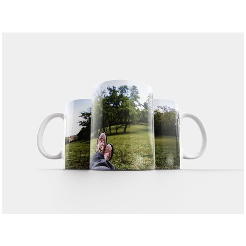 фото Кружка "городской парк, ноги, трава" 320 мл lotsprints