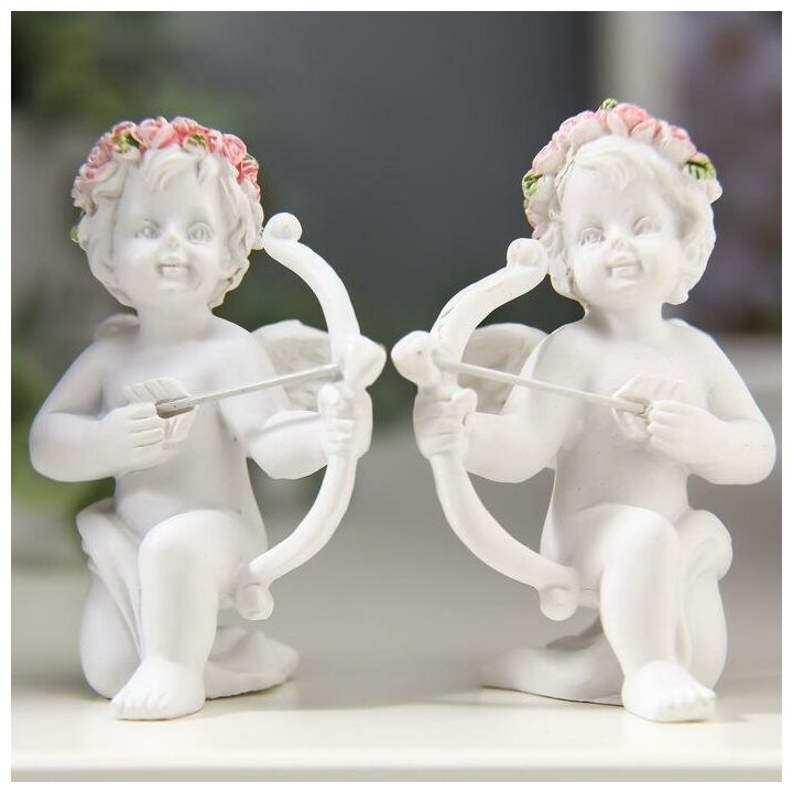 фото Сувенир полистоун "Купидон" в венке из роз, микс, 6,5х6х5 см 906845