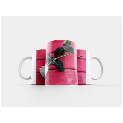 фото Кружка "белая роза на красном стенде, цветок, украшение" 320 мл lotsprints