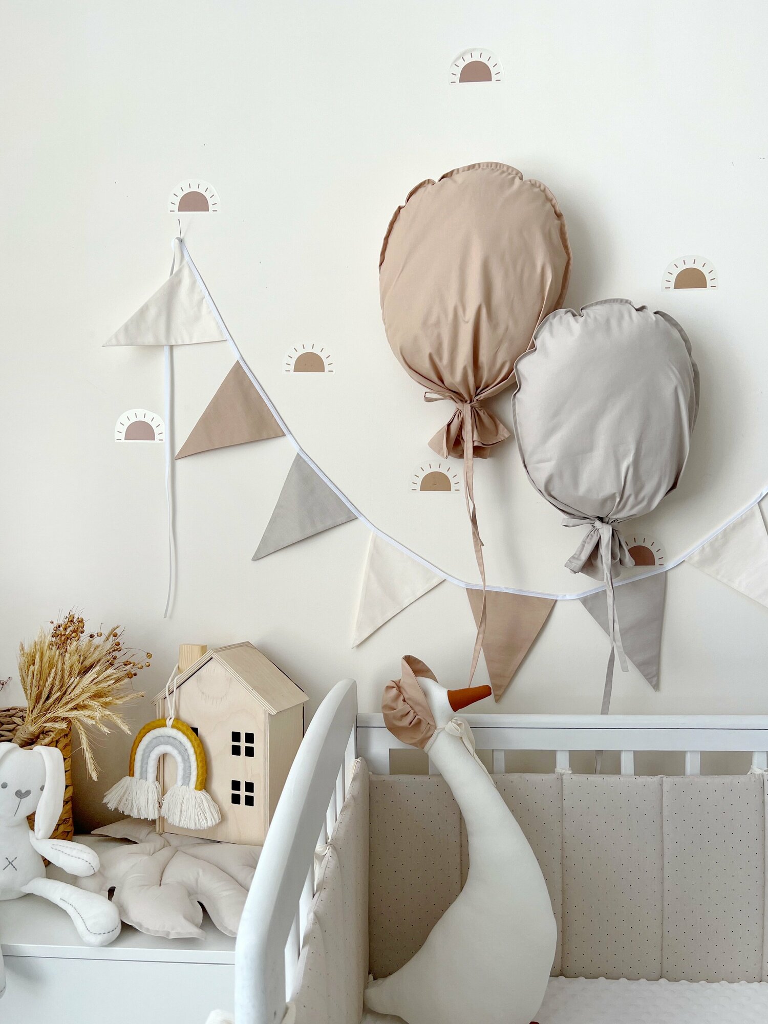 фото Гирлянда растяжка из текстильных флажков в детскую комнату