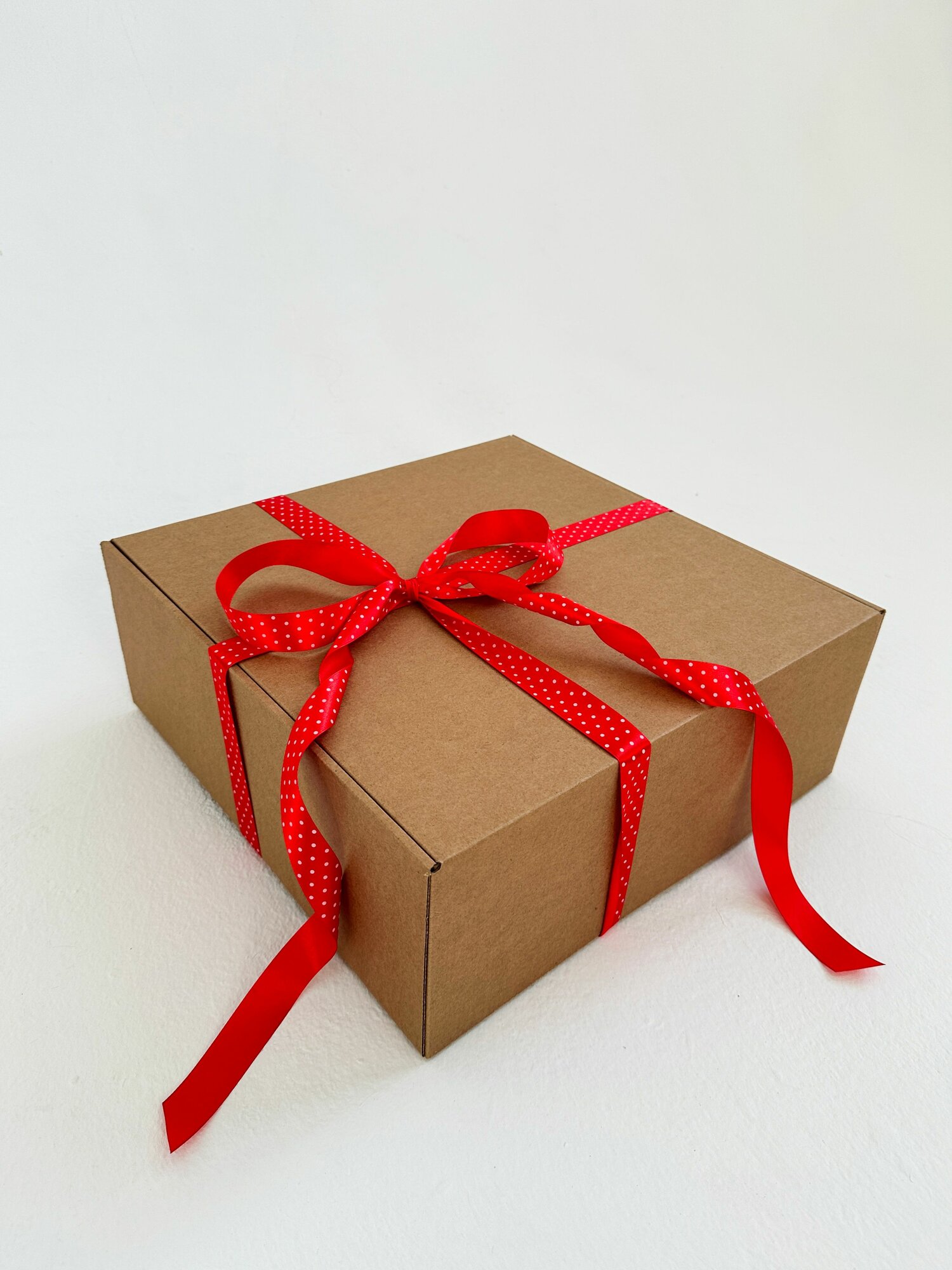 Подарочная коробка GILEV 37х37х14см с красной лентой в горошек