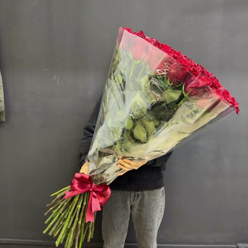Изображение товара Огромный букет из красных роз высотою 90 сантиметров WOW-Flowers