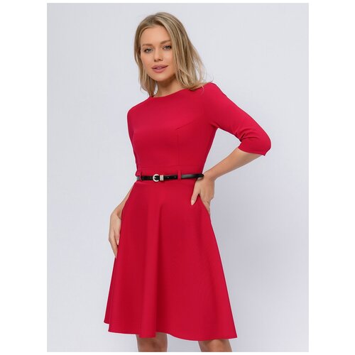Платье красного цвета с рукавами 3/4 и расклешенной юбкой