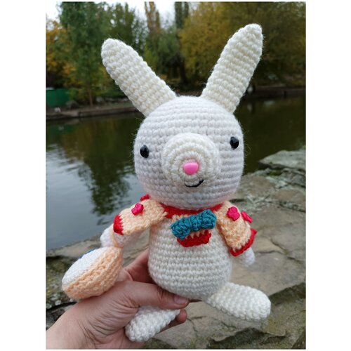 Вязаная интерьерная игрушка ручной работы «Кролик с часами»