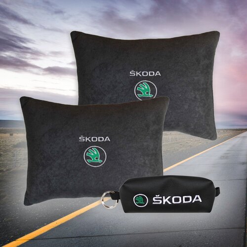 Подарочный набор автомобилиста из черного велюра для Skoda (шкода) (две автомобильные подушки и ключница)