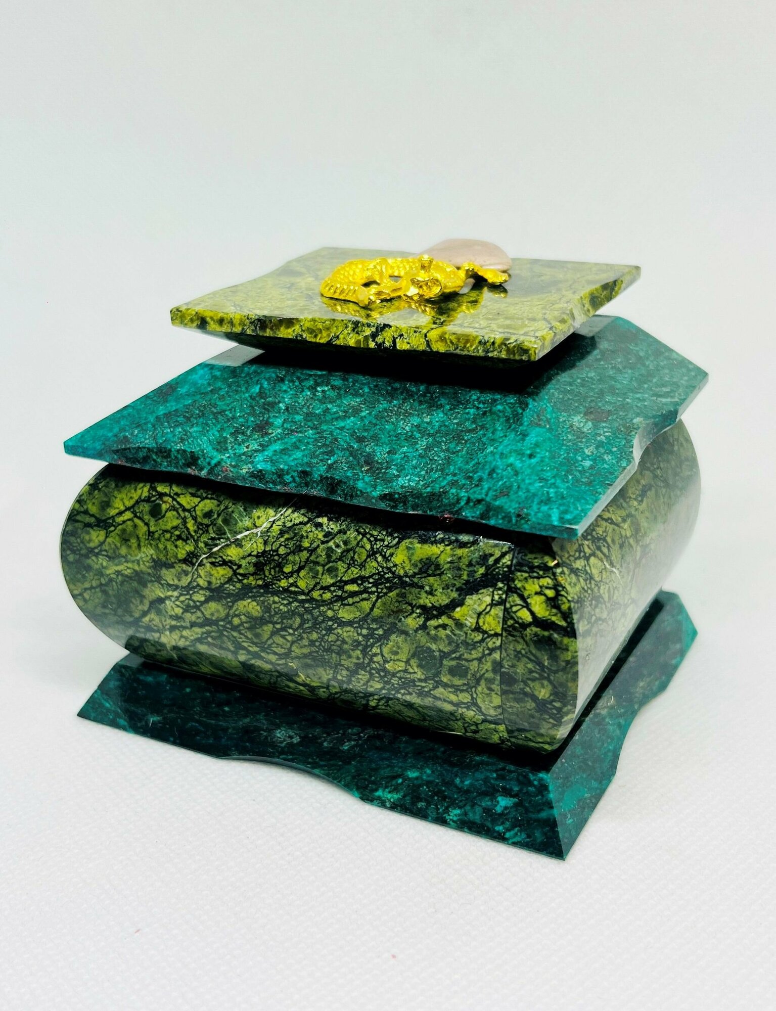 фото Шкатулка из камня змеевик "Штырек"