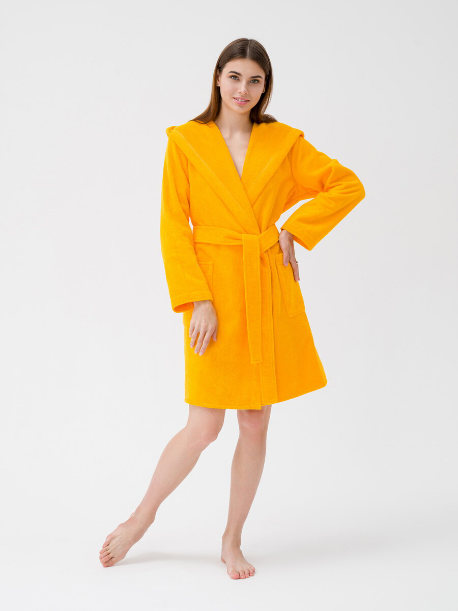 фото Махровый женский укороченный халат с капюшоном