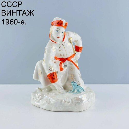 Винтажная статуэтка Иван-царевич с лягушкой Автор А А Киселёв Фарфор лзфи роспись золочение СССР 1960-е 15000₽