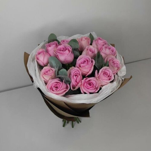 15 нежно-розовых роз с эвкалиптом