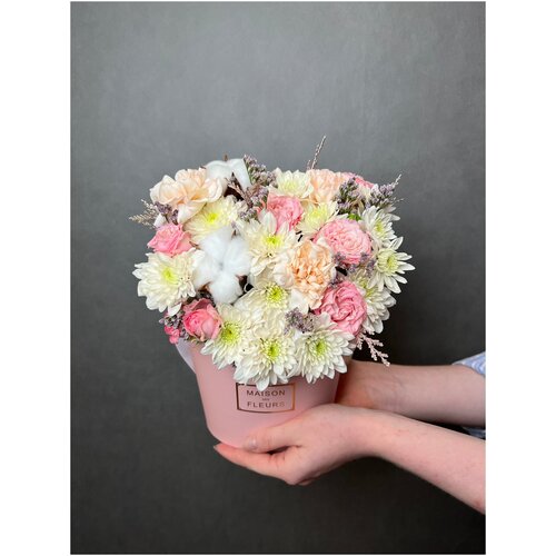 Композиция, цветы в розовой коробке MAX с хризантемой, пионовидной розой, хлопком и диантусом