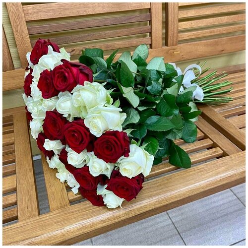Роза белая Аваланж и роза красная Ред Наоми 70 см, 101 шт