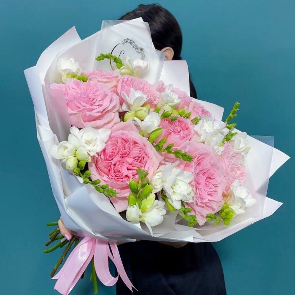 Букет. Японские розы Принцесса Princess Hitomi и ароматная фрезия. Авторский букет 611. Leora Flowers дом цветочной моды