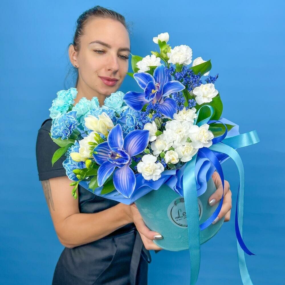 Цветы в коробке "Голубая страсть с Орхидеями". Композиция 529. Leora Flowers дом цветочной моды