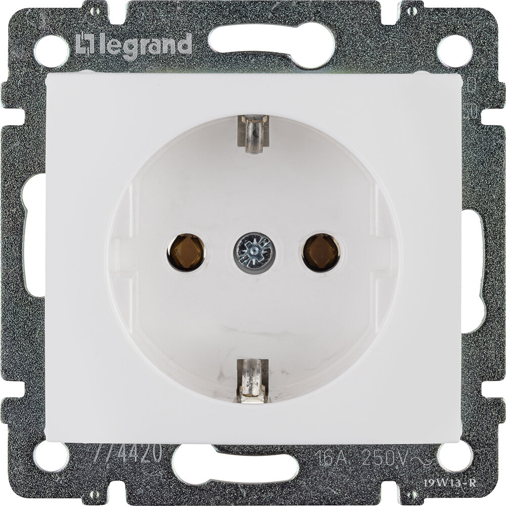 Розетка Legrand Valena с заземлением, на 2К+З, цвет белый, для электрических устройств