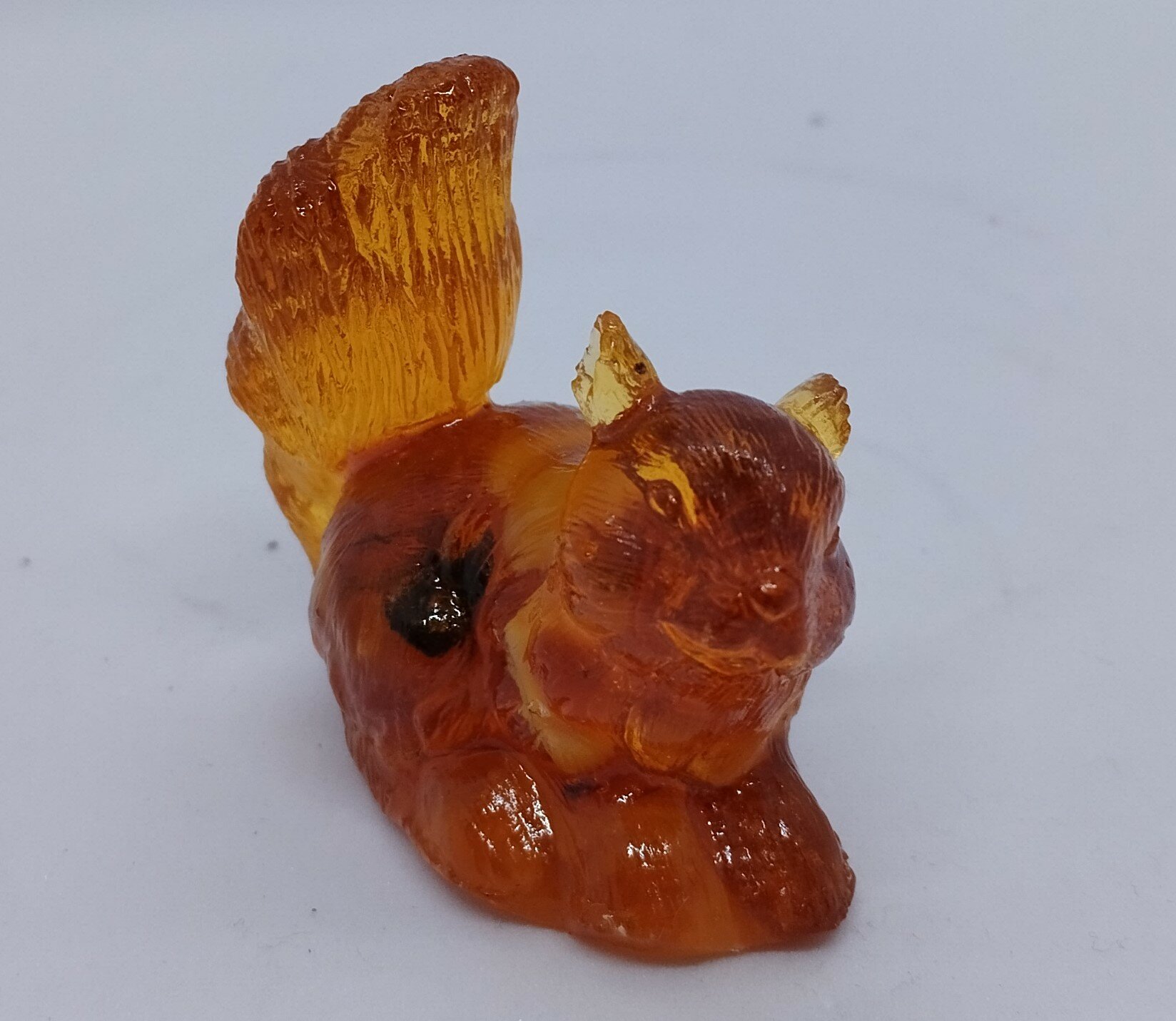 Янтарная фигурка Белочка с орешком, 20 грамм — фото 1
