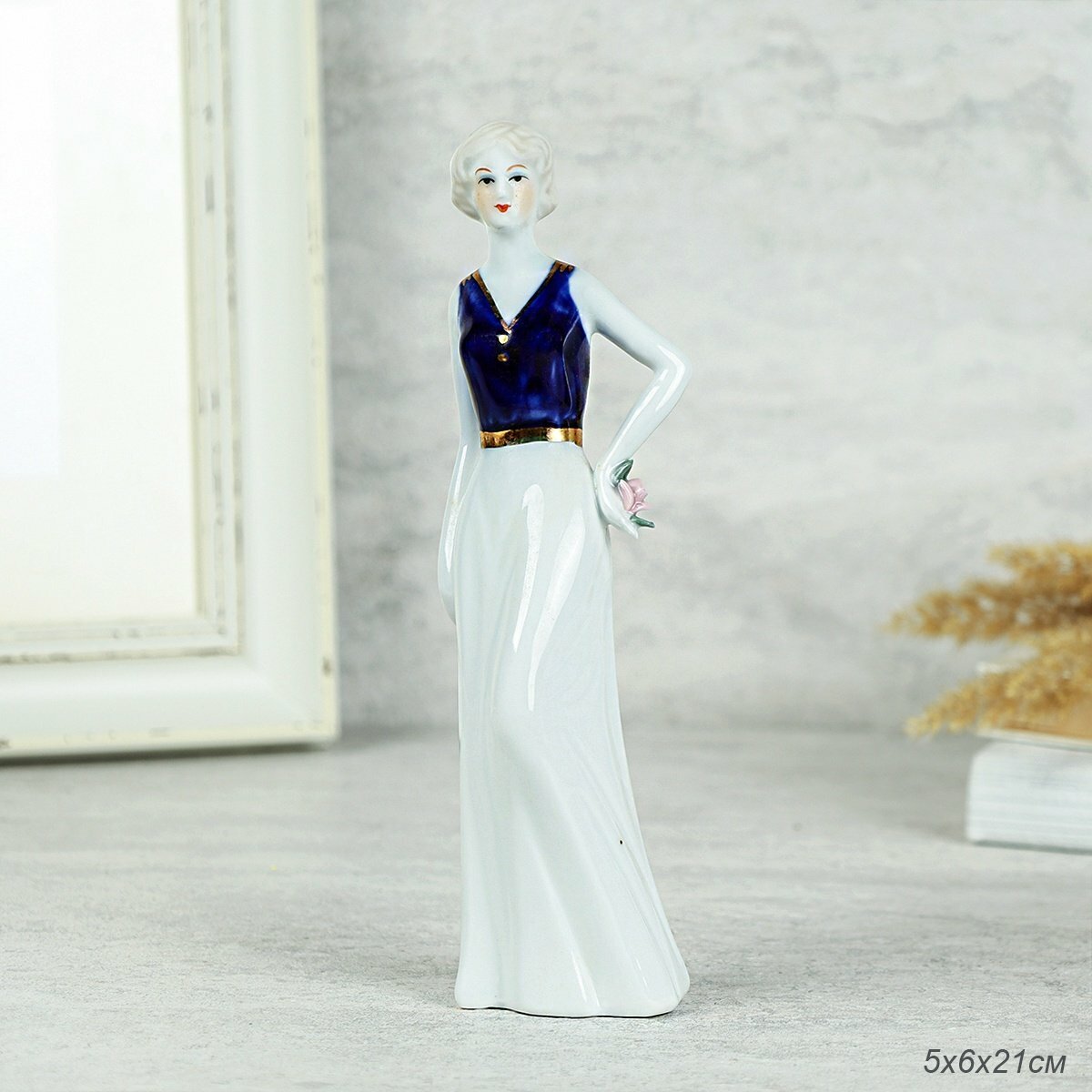 фото Статуэтка фарфоровая "Дама" 20 см
