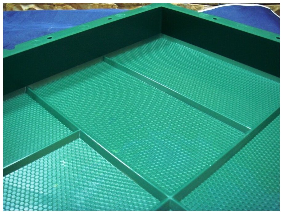 Форма пластиковая для тротуарной плитки 8 кирпичей 400х400х40 мм соты - фотография № 2