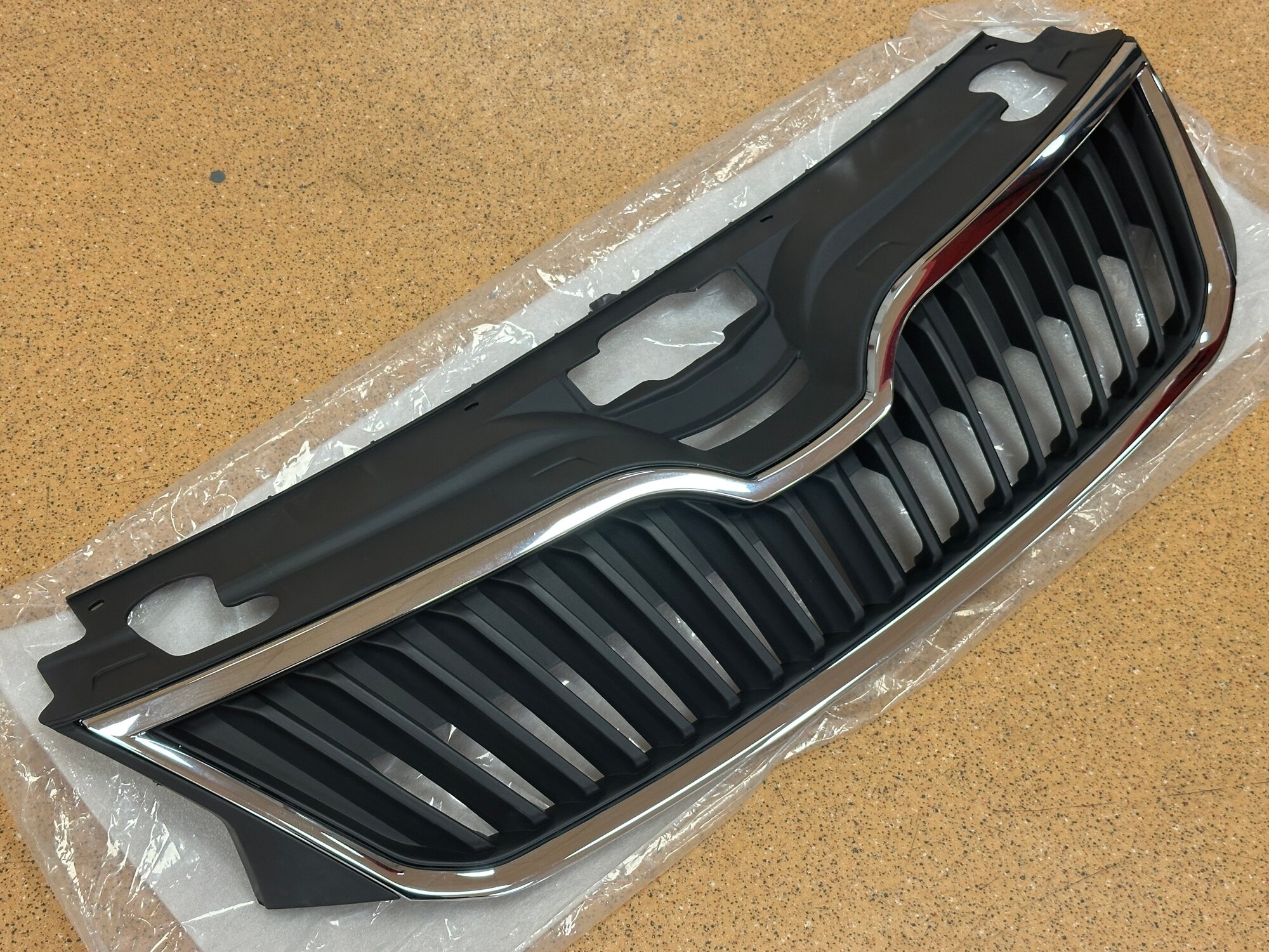 Решетка радиатора в сборе с хром рамкой Wego Шкода Рапид Skoda Rapid 5JA8536519B9 W8202550