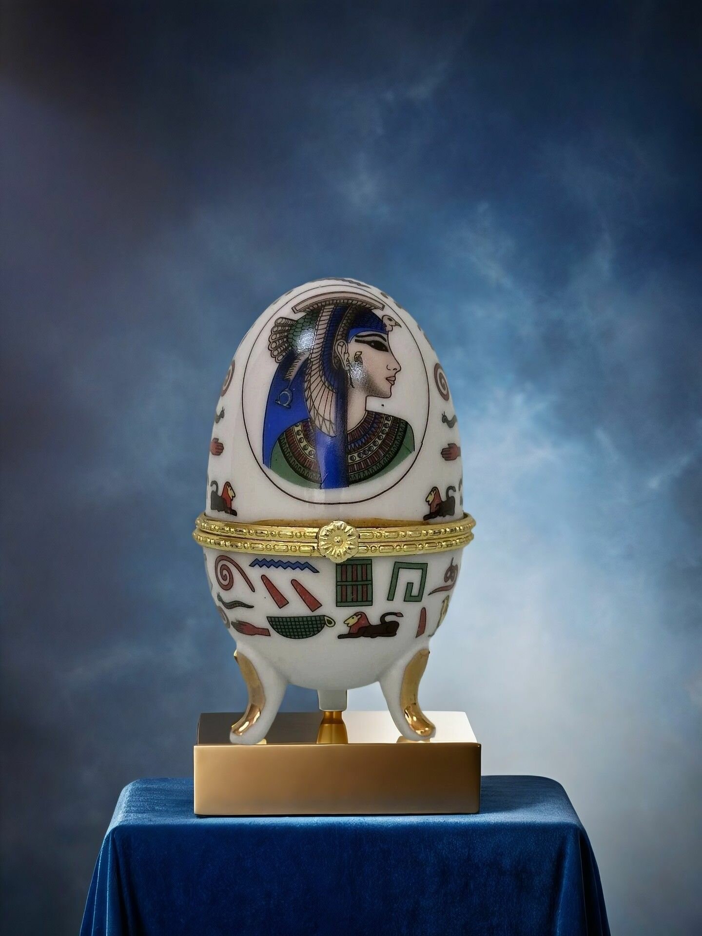 Шкатулка - яйцо, фарфор, высота 9 см, ширина 5,5см, цвет белый, синий