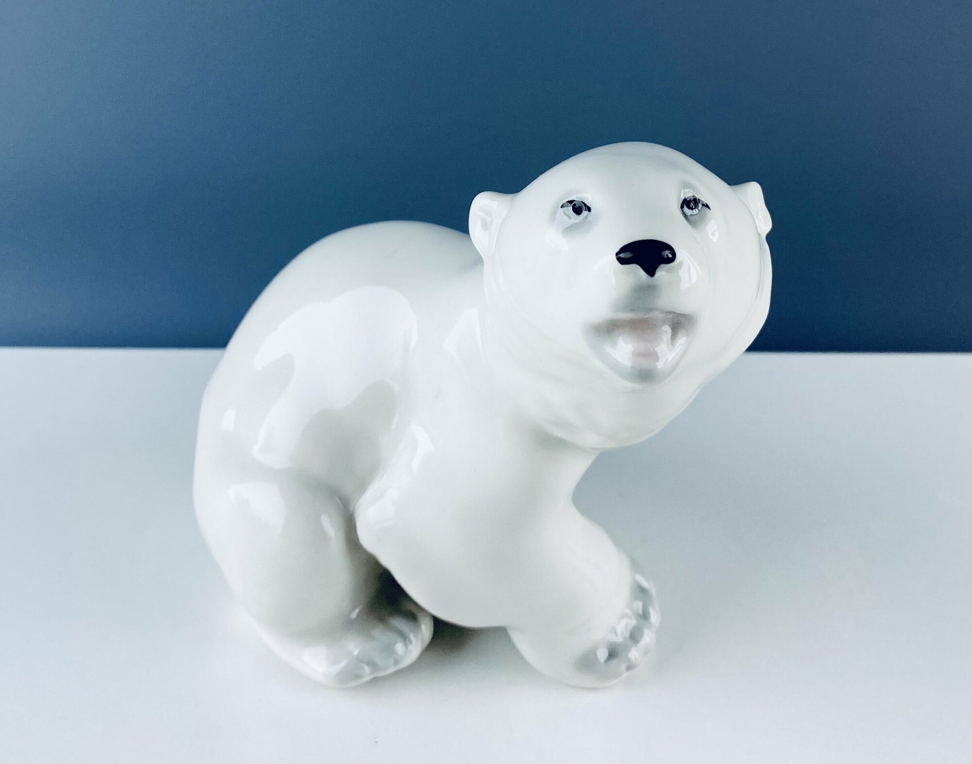 фото Статуэтка "Белый медведь"малый. Фарфор, ЛФЗ, анималистика. 1980-е.