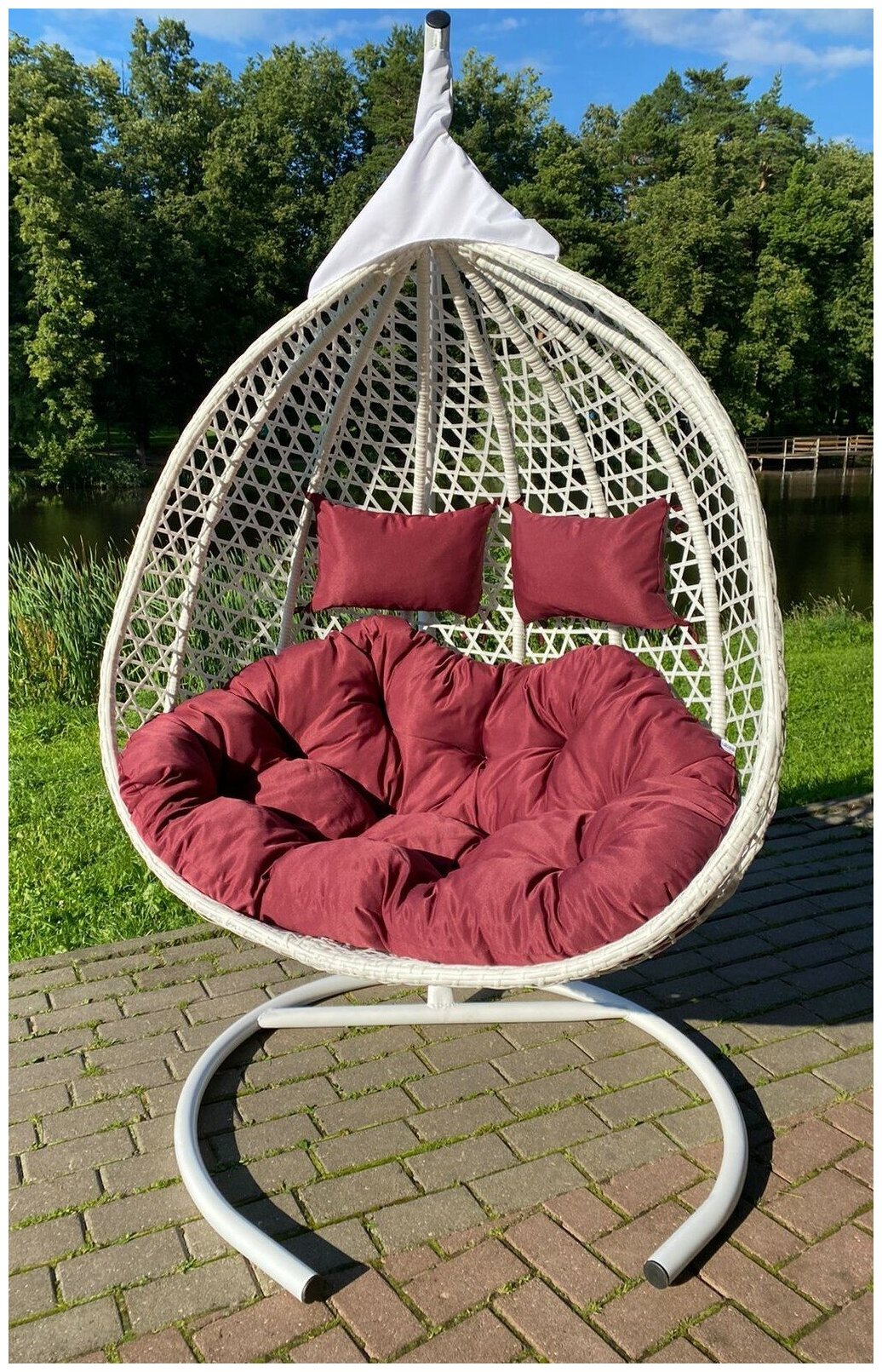 Подвесное двухместное кресло-кокон фиджи белый + каркас (бордовая подушка, полиэстер) - фотография № 1