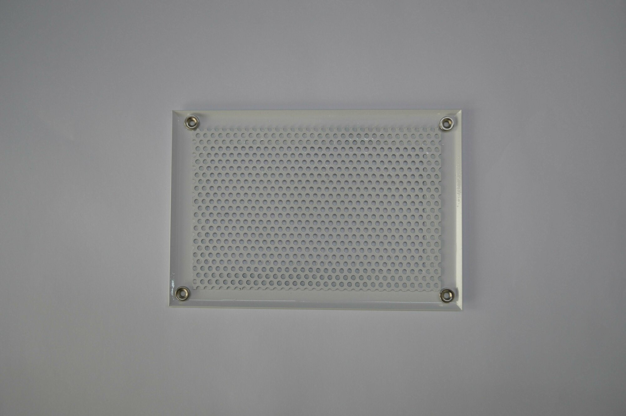Вентиляционная решетка металлическая на магнитах 190х140мм, тип перфорации кружок, кремовый